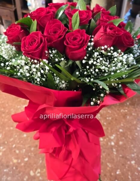 Bouquet di rose rosse 70cm confezionato.