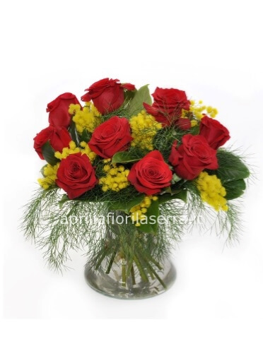 Bouquet composto da rose rosse e mimosa