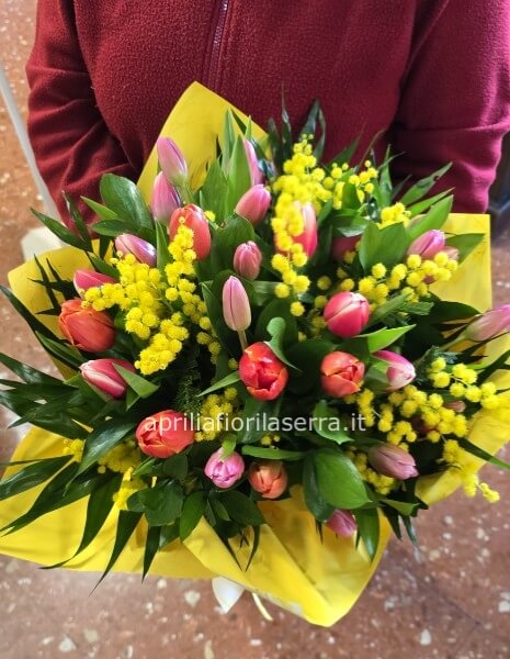 Bouquet di tulipani e mimosa